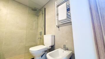 Regadera, bidet, toallas