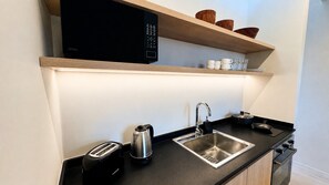 Cafeteira/chaleira, geladeira, micro-ondas, chaleira elétrica