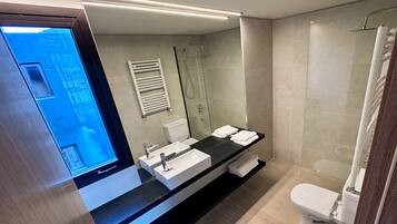 Regadera, bidet, toallas