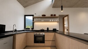 Cafeteira/chaleira, geladeira, micro-ondas, chaleira elétrica