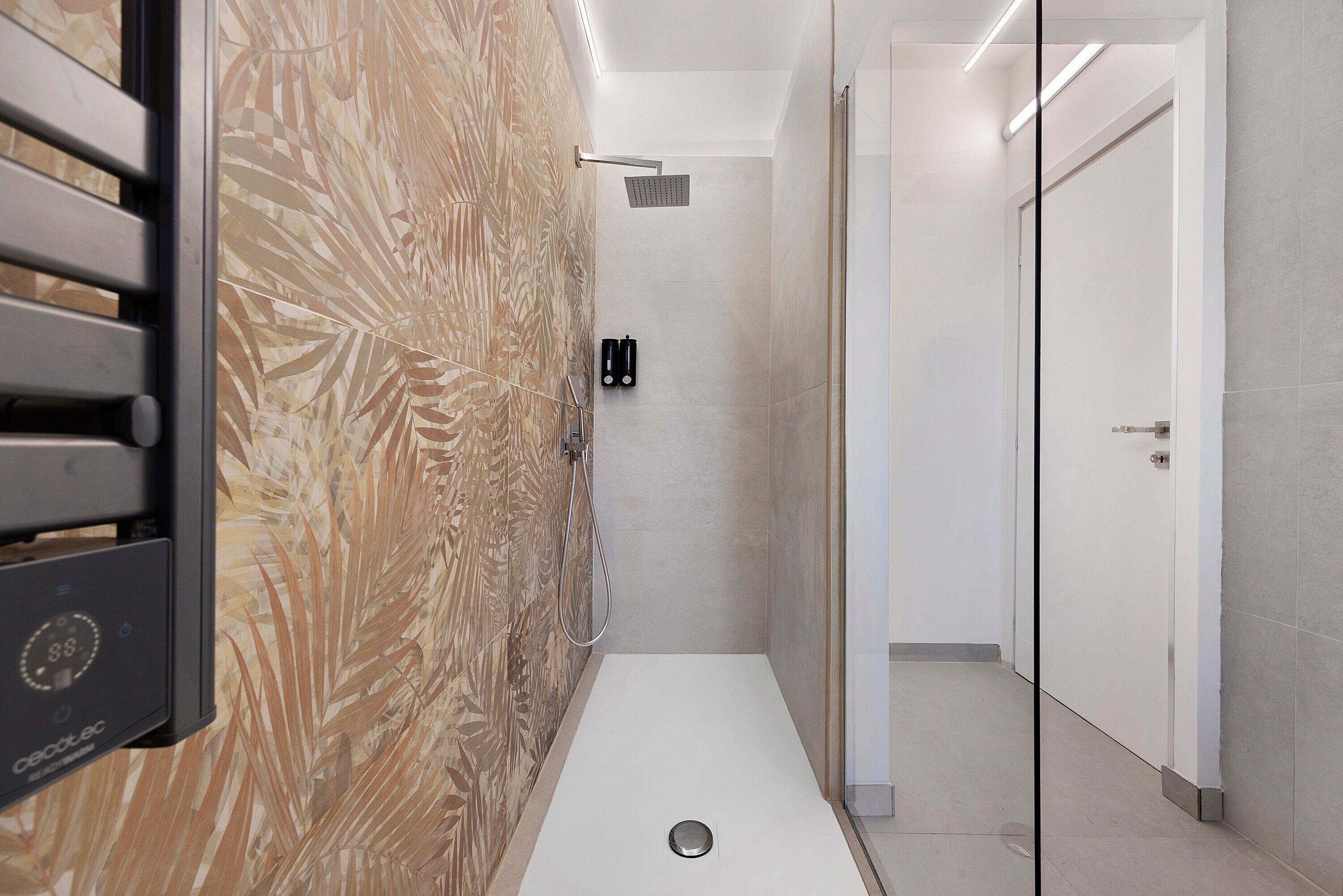 Ein modernes Badezimmer mit Dusche, Toilette und Waschbecken.