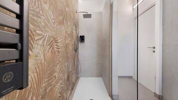 Ein modernes Badezimmer mit Dusche, Toilette und Waschbecken.