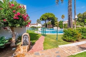 A swimming pool surrounded by a fence, with a stone pathway leading to it. - Cubo's El Refugio de Elviria House / communal pool / air conditioning / terrace / free Wi-Fi (Marbella)