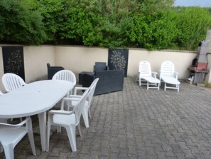 Outdoor dining - Amazing 3-bedroom house in Saint-Chély-d'Apcher for your getaway (Saint-Chély-d'Apcher)