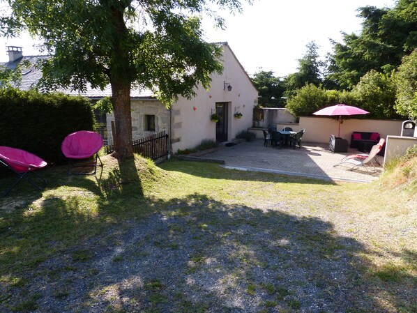 Outdoor dining - Amazing 3-bedroom house in Saint-Chély-d'Apcher for your getaway (Saint-Chély-d'Apcher)
