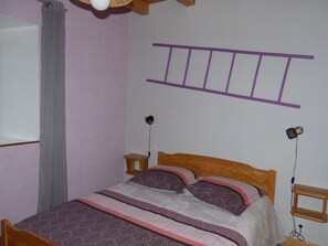 Room - Amazing 3-bedroom house in Saint-Chély-d'Apcher for your getaway (Saint-Chély-d'Apcher)