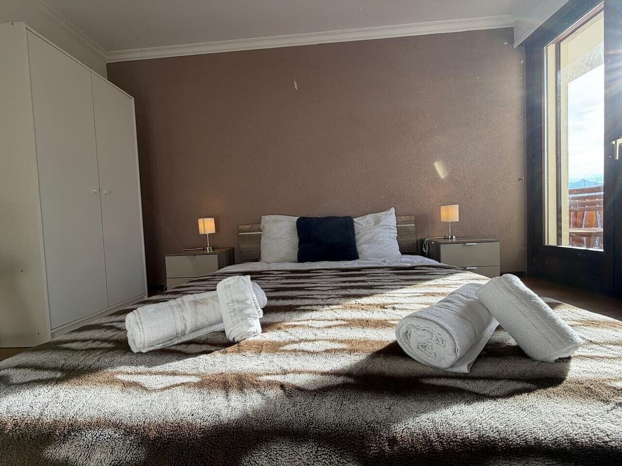 Tabla de planchar con plancha, cuna de viaje, wifi y ropa de cama 