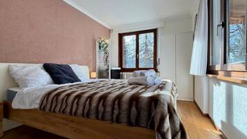 Bügeleisen/Bügelbrett, Reisekinderbett, WLAN, Bettwäsche