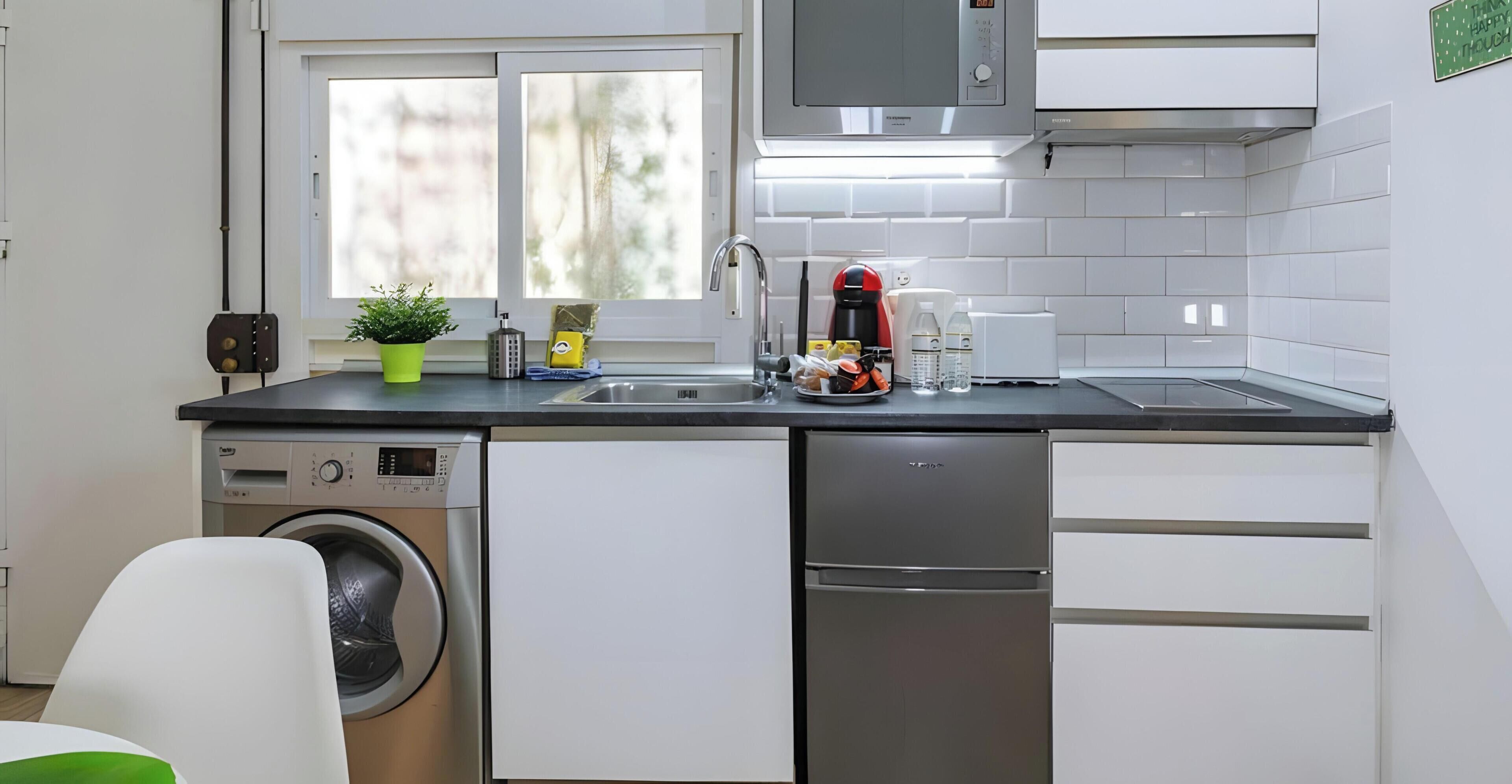 Cafetera y tetera, refrigerador, microondas y parrilla de estufa 