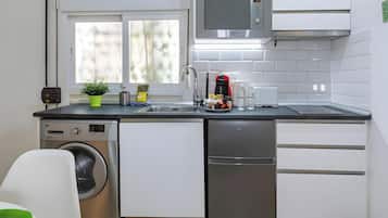 Cafetera y tetera, refrigerador, microondas y parrilla de estufa