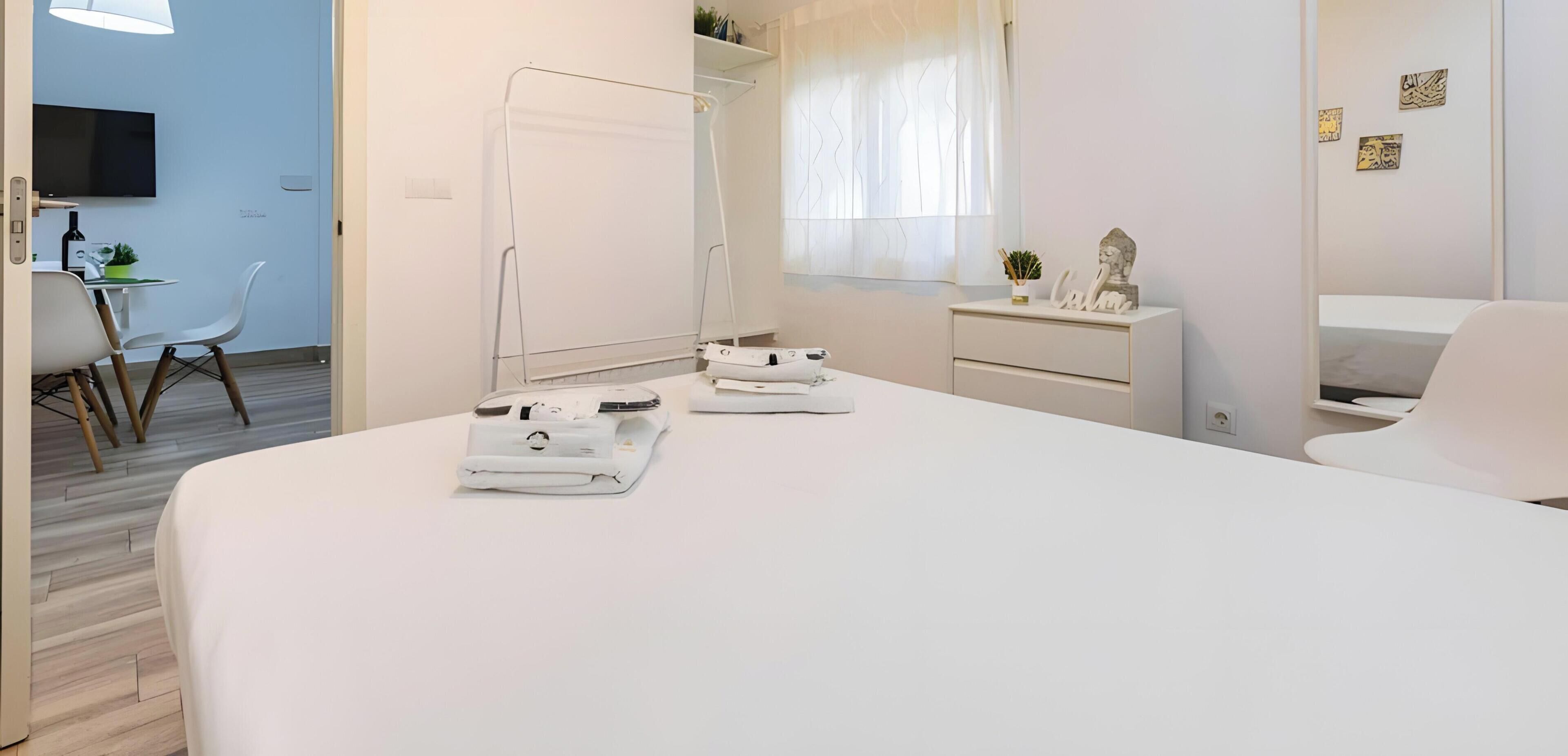 Tabla de planchar con plancha, wifi, ropa de cama