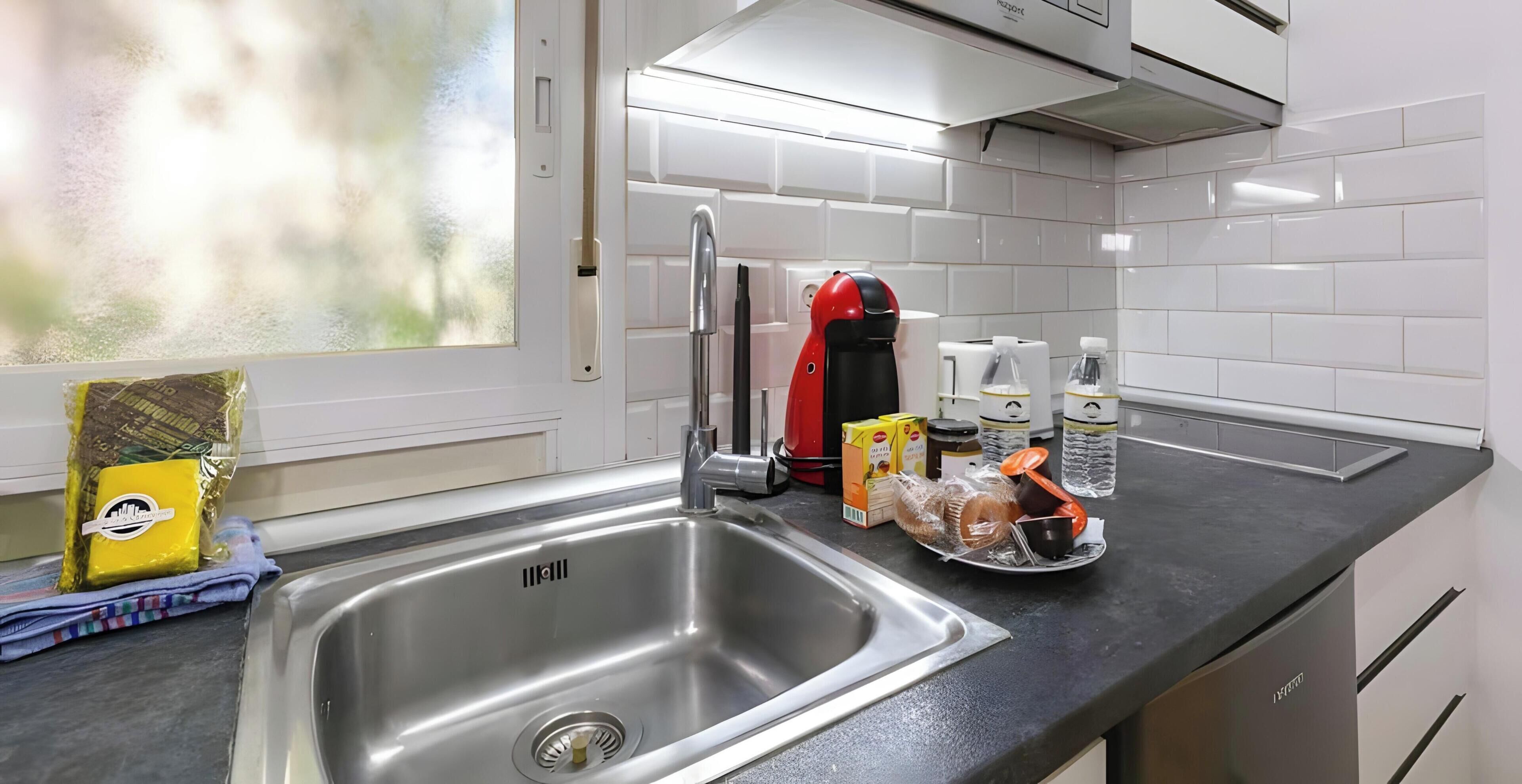 Cafetera y tetera, refrigerador, microondas y parrilla de estufa 