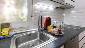 Cafetera y tetera, refrigerador, microondas y parrilla de estufa