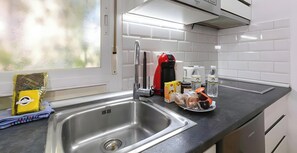 Cafetera y tetera, refrigerador, microondas y parrilla de estufa 