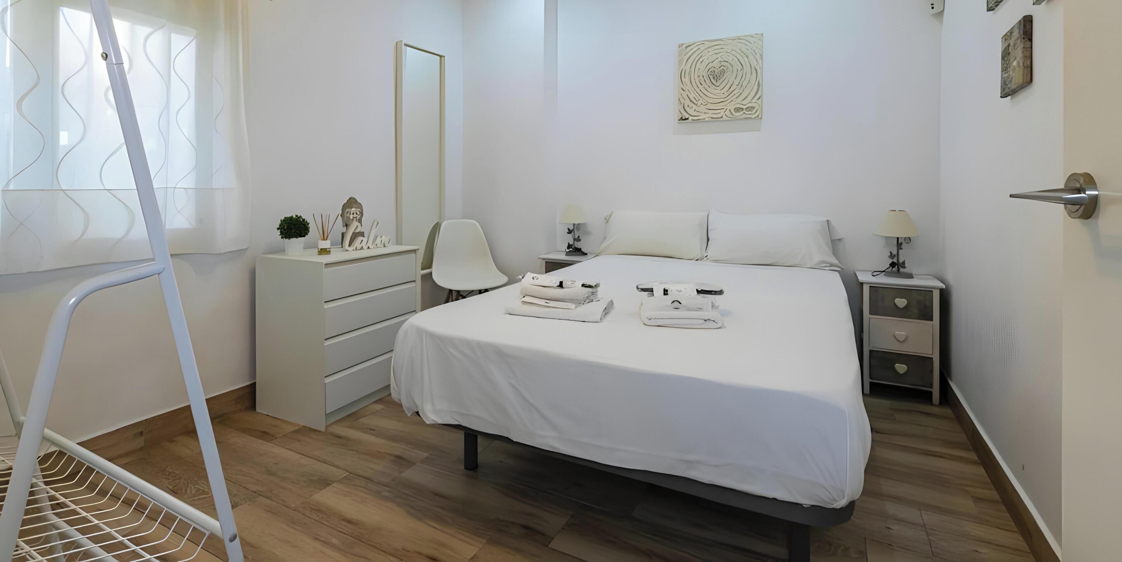Tabla de planchar con plancha, wifi y ropa de cama 