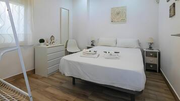 Tabla de planchar con plancha, wifi y ropa de cama