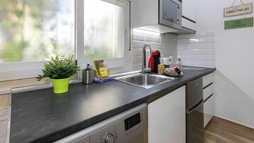 Cafetera y tetera, refrigerador, microondas y parrilla de estufa