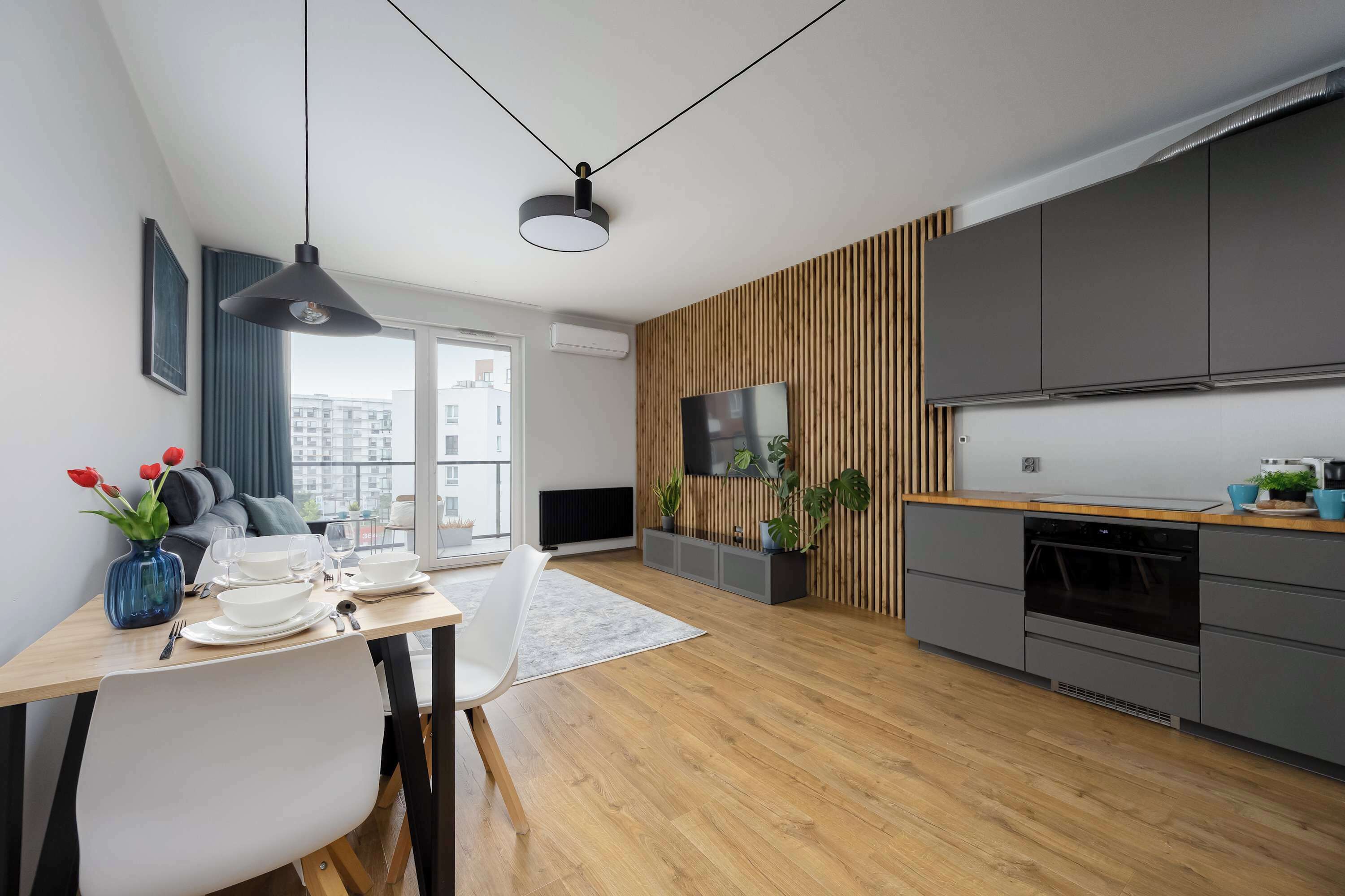 Un apartamento moderno con comedor, cocina y sala de estar.