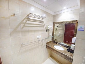 Dusche, kostenlose Toilettenartikel, Haartrockner, Seife