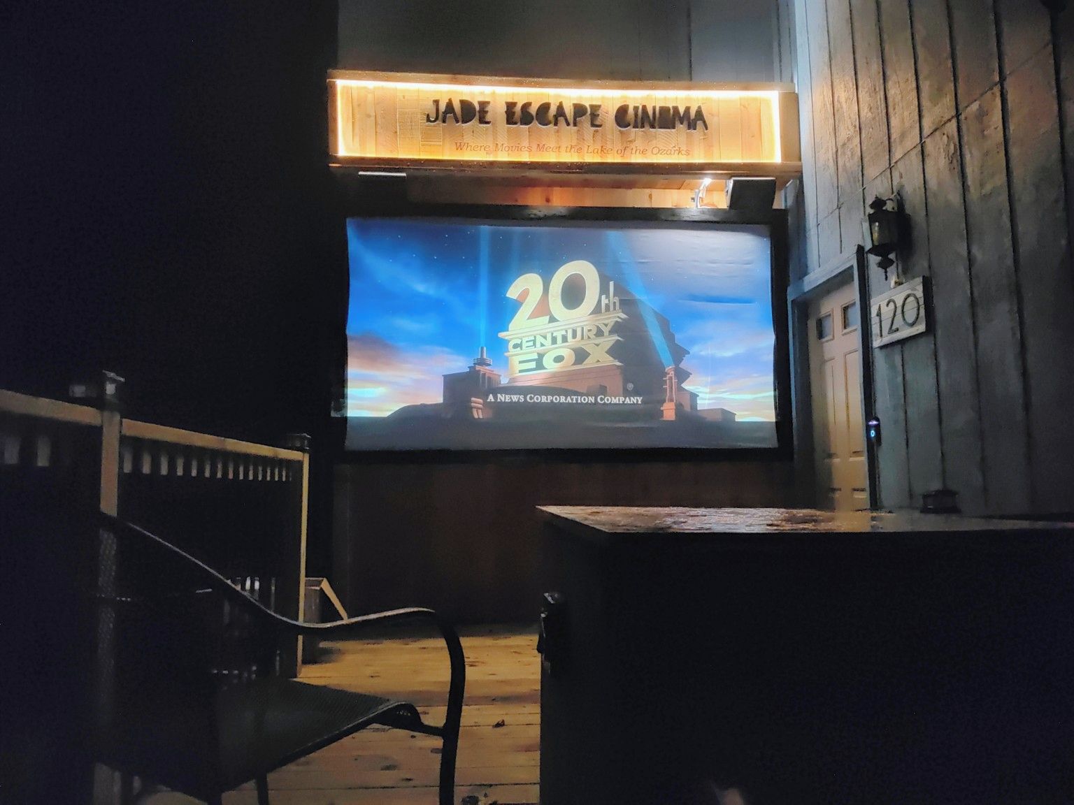 Un cine con un cartel que muestra 'JADE ESCAPE CINEMA' y el logotipo de '20th CENTURY FOX'.