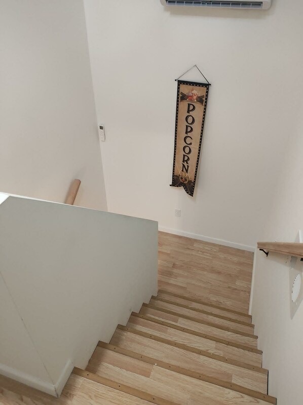 Una escalera de madera con peldaños que conducen a un rellano.