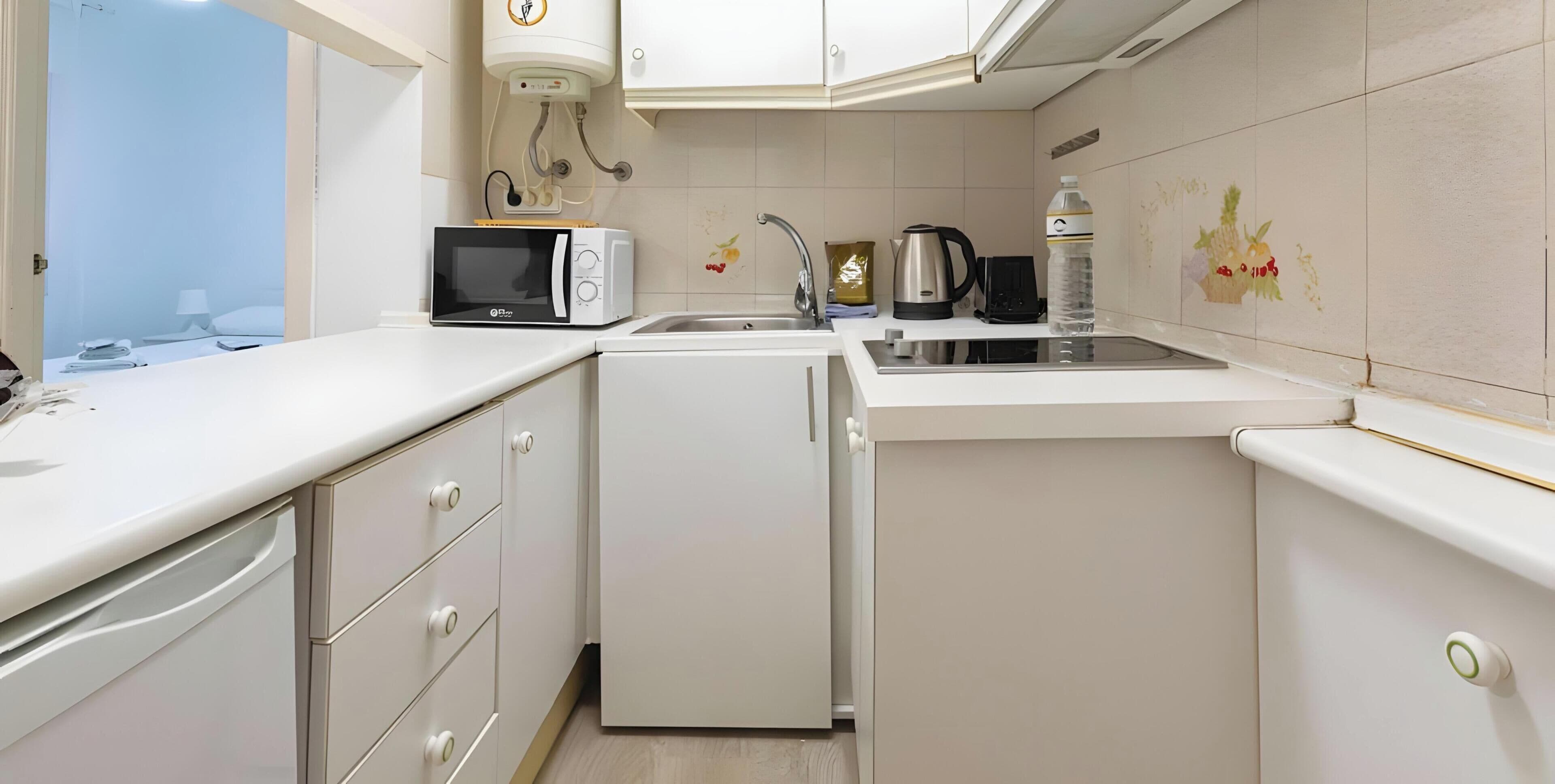 Coffee/tea maker, fridge, microwave, stovetop