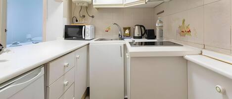 Coffee/tea maker, fridge, microwave, stovetop