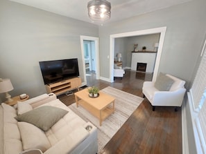 Living area - Cozy 1-bedroom bungalow in peaceful Saint Charles with AC (Saint Charles)