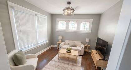 Cozy 1-bedroom bungalow in peaceful Saint Charles with AC