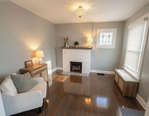 Living area - Cozy 1-bedroom bungalow in peaceful Saint Charles with AC (Saint Charles)