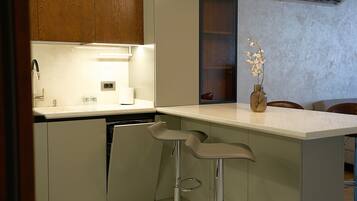 Apartament superior, 2 dormitoris, aire condicionat, vistes a la ciutat | Interior