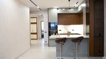 Appartement Supérieur, 2 chambres, climatisation, vue ville | Cuisine privée | Chaise haute