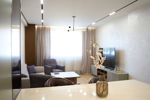 Superior-Apartment, 2 Schlafzimmer, Klimaanlage, Stadtblick | Wohnbereich