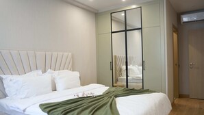 Superior Apartment, 2 Bedrooms, Penyaman udara, City View | Langsir/tirai gelap terus, kalis bunyi, seterika/papan seterika 
