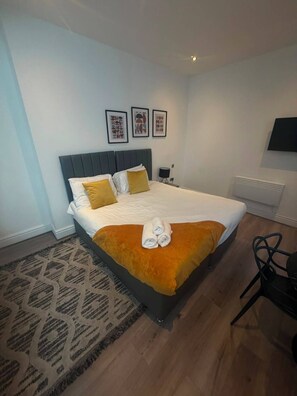 Iron/ironing board, WiFi, bed sheets - City Centre Accessible Studio Apartment (Liverpool)