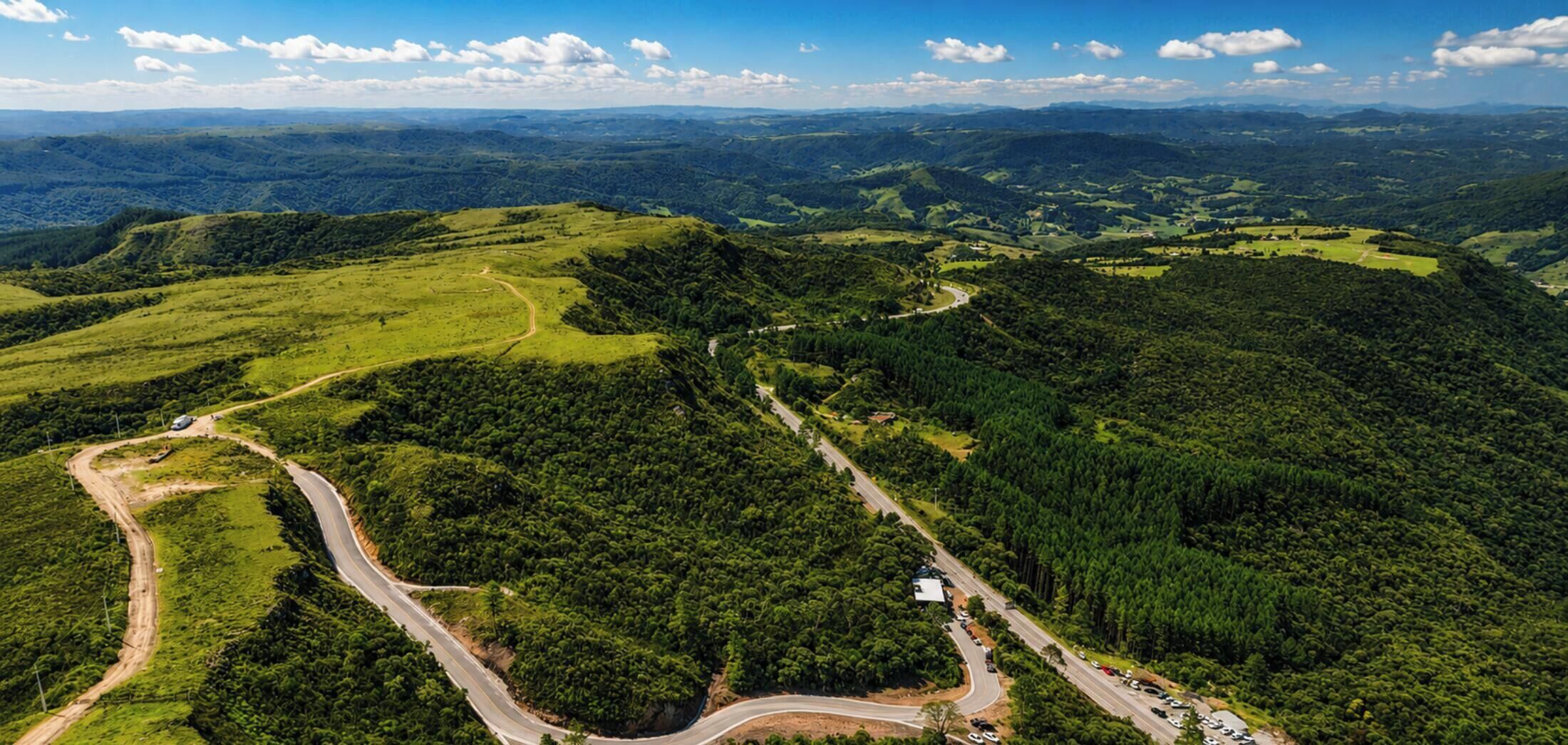 Un camino serpenteante a través de un paisaje montañoso con bosques densos.