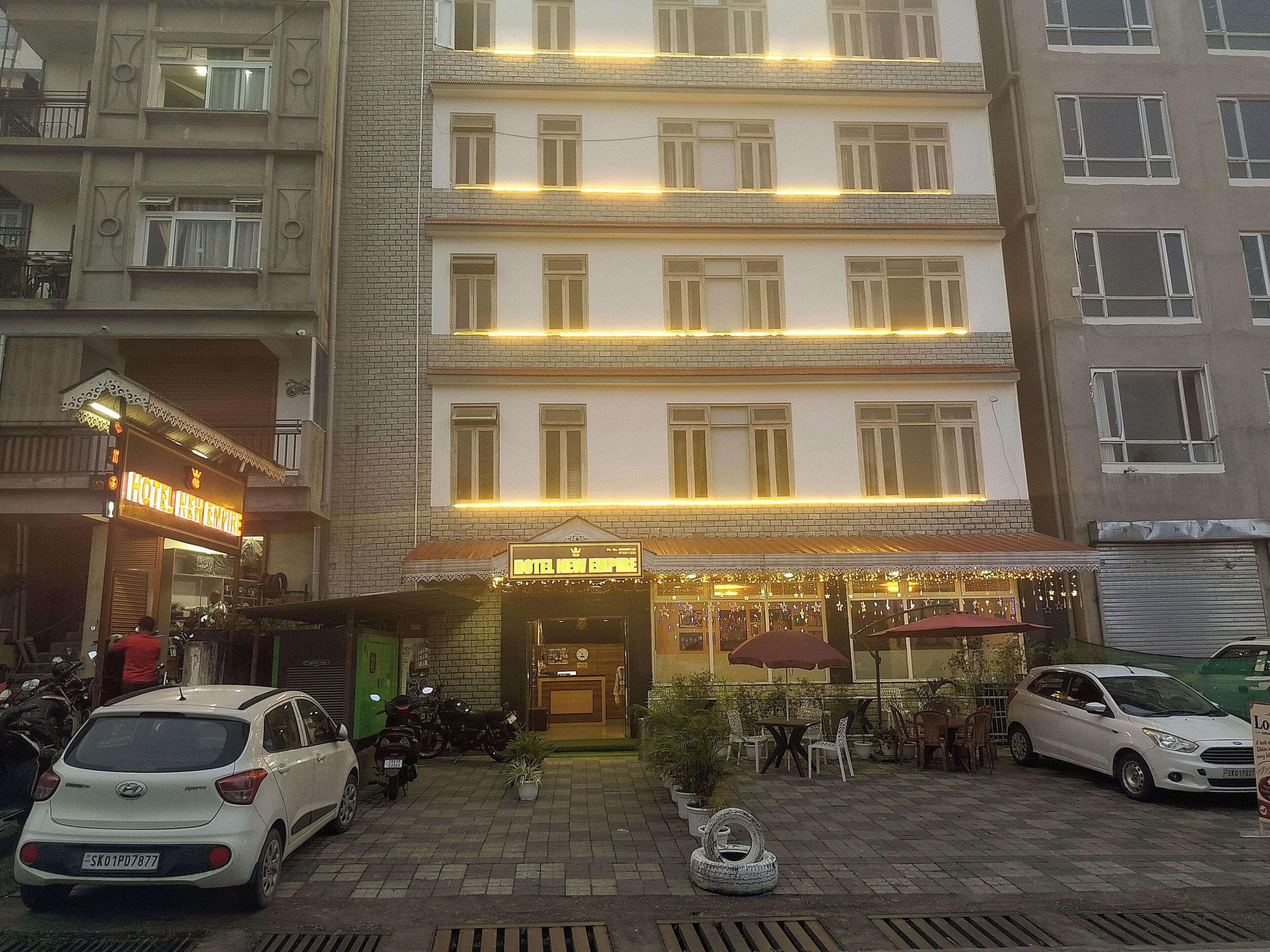 Un hôtel à plusieurs étages, doté d’un restaurant au rez-de-chaussée et d’une terrasse.