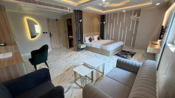 Suite, vistas a la ciudad | Caja fuerte, escritorio, espacio para trabajar con un portátil