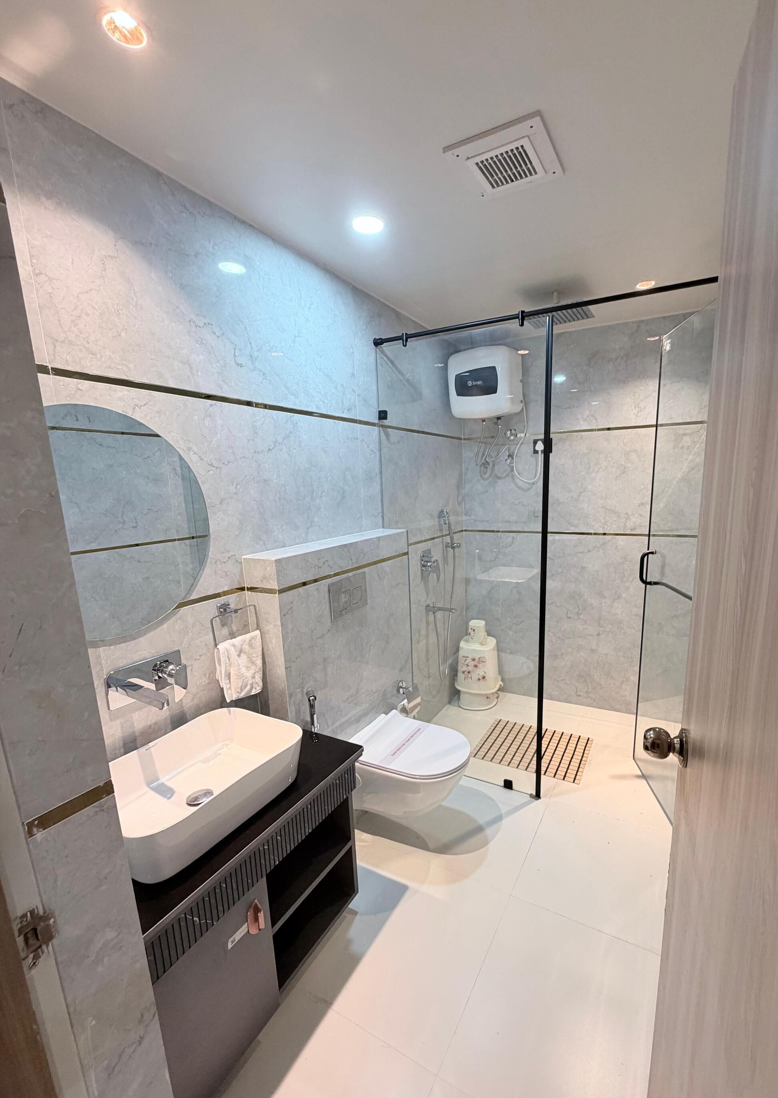 Regadera, amenidades de baño gratuitas, secadora de cabello, pantuflas 