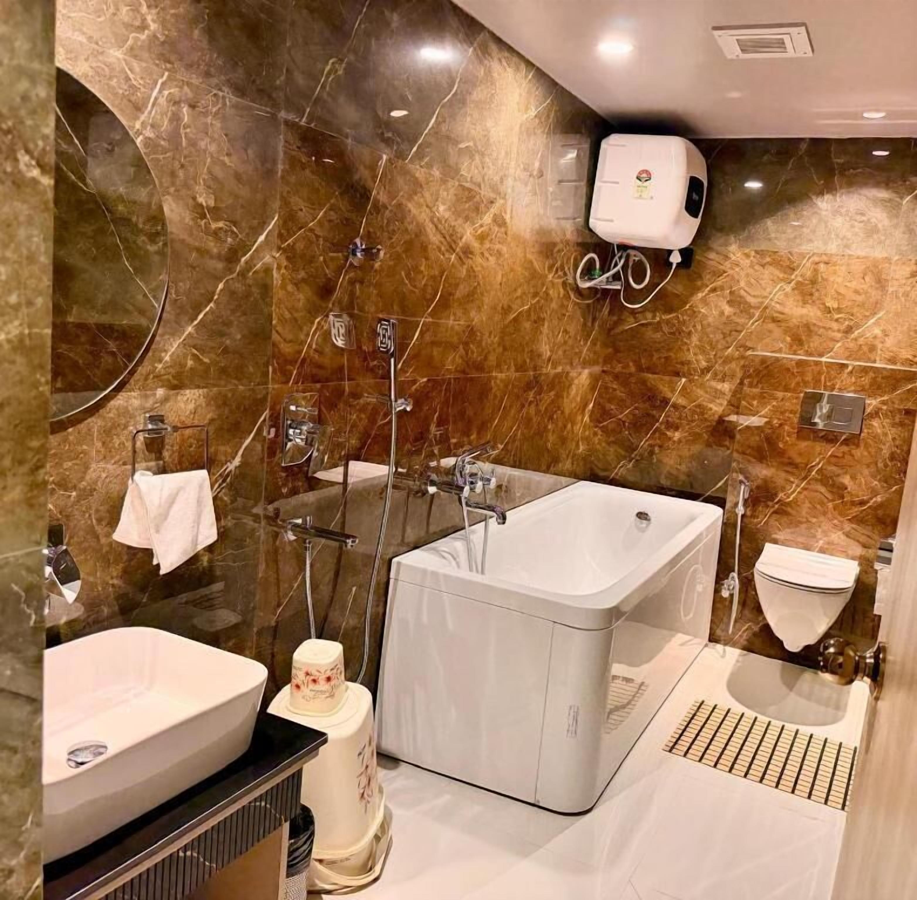 Suite, vistas a la ciudad | Baño | Ducha, artículos de higiene personal gratuitos y secador de pelo