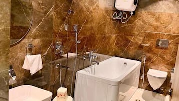 Suite, vistas a la ciudad | Baño | Ducha, artículos de higiene personal gratuitos y secador de pelo