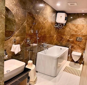 Un baño moderno con una bañera grande, una zona de ducha independiente, un lavabo y un inodoro.