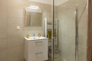 Bathroom - Le Cocon d'Orezza - Appart Climatisé avec Balcon (Penta-di-Casinca)