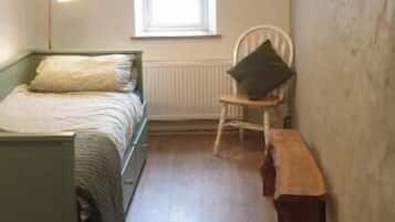 2 bedrooms, iron/ironing board, travel crib, WiFi (free)