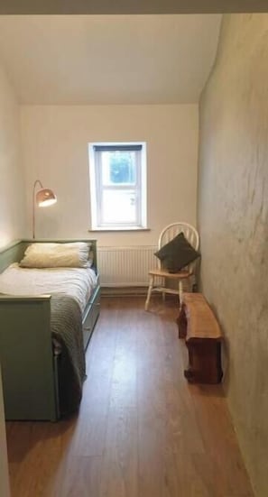 2 habitaciones, tabla de planchar con plancha y cuna de viaje