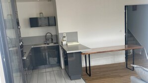 Eine moderne Küche mit eingebautem Backofen, Spüle und Arbeitsplatte.