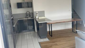 Een koffiezetapparaat/waterkoker, een koelkast, een magnetron, een oven