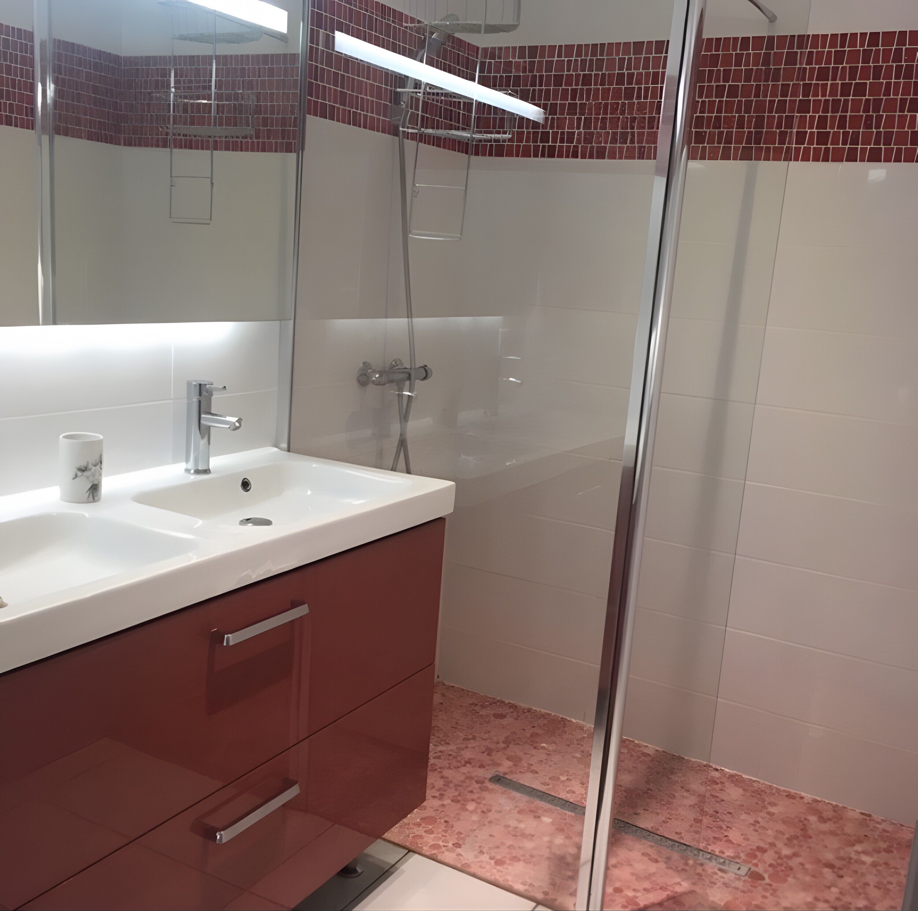 Een douche, een haardroger, handdoeken