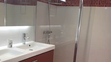 Een douche, een haardroger, handdoeken