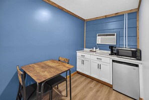 Microwave - Starboard State Rooms at Little River Marina (Cedar Bluff)